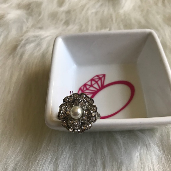 Silver tone flower statement ring - Picture 3 of 3